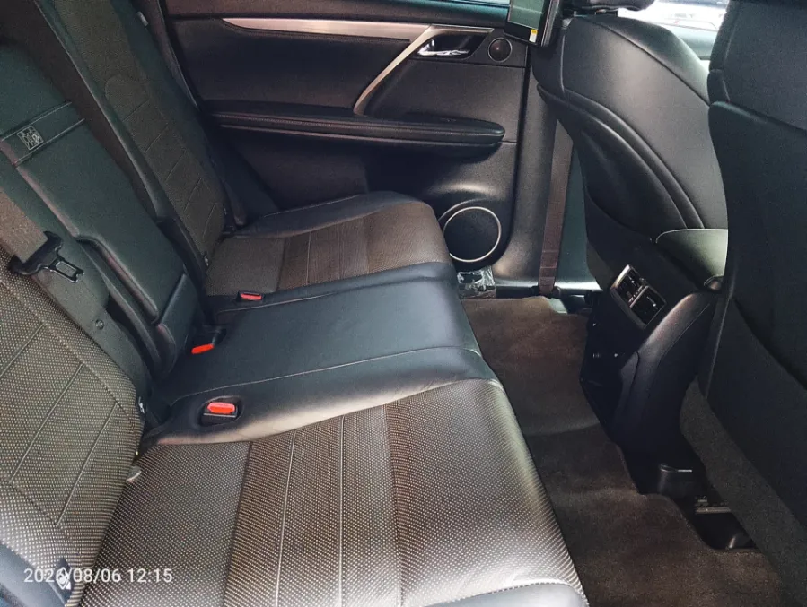 Foto Mobil Bekas Kabin Belakang Lexus RX 300 2.0 F-Sport tahun 2018