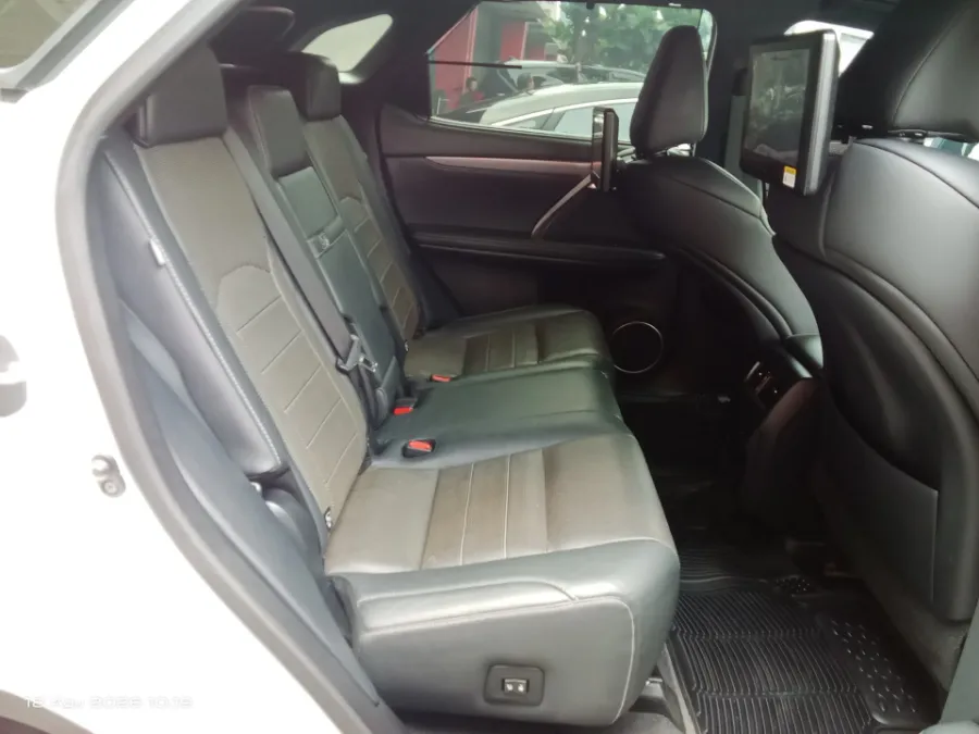 Foto Mobil Bekas Kabin Belakang Lexus RX 300 2.0 F-Sport tahun 2018