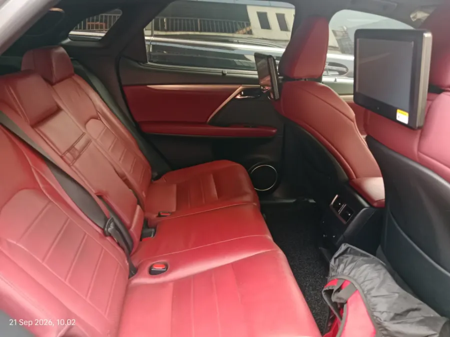 Foto Mobil Bekas Kabin Belakang Lexus RX 300 2.0 F-Sport tahun 2018