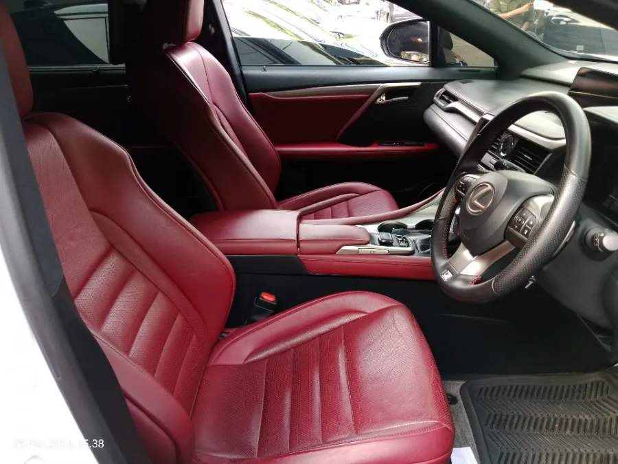 Foto Mobil Bekas Kabin Depan Lexus RX 300 2.0 F-Sport tahun 2018