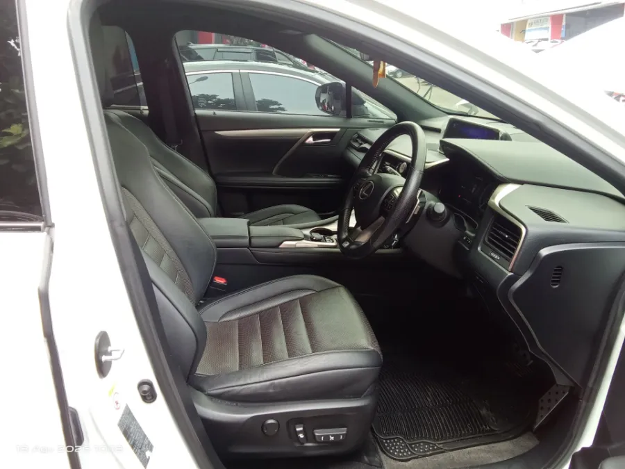 Foto Mobil Bekas Kabin Depan Lexus RX 300 2.0 F-Sport tahun 2018