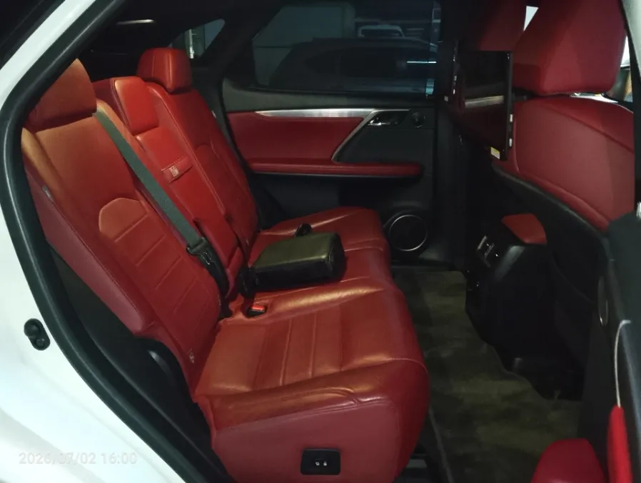 Foto Mobil Bekas Kabin Belakang Lexus RX 300 2.0 F-Sport tahun 2019