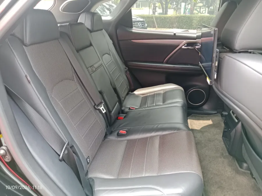 Foto Mobil Bekas Kabin Belakang Lexus RX 300 2.0 F-Sport tahun 2019