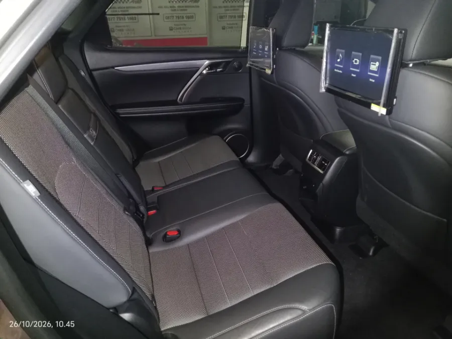 Foto Mobil Bekas Kabin Belakang Lexus RX 300 2.0 F-Sport tahun 2019