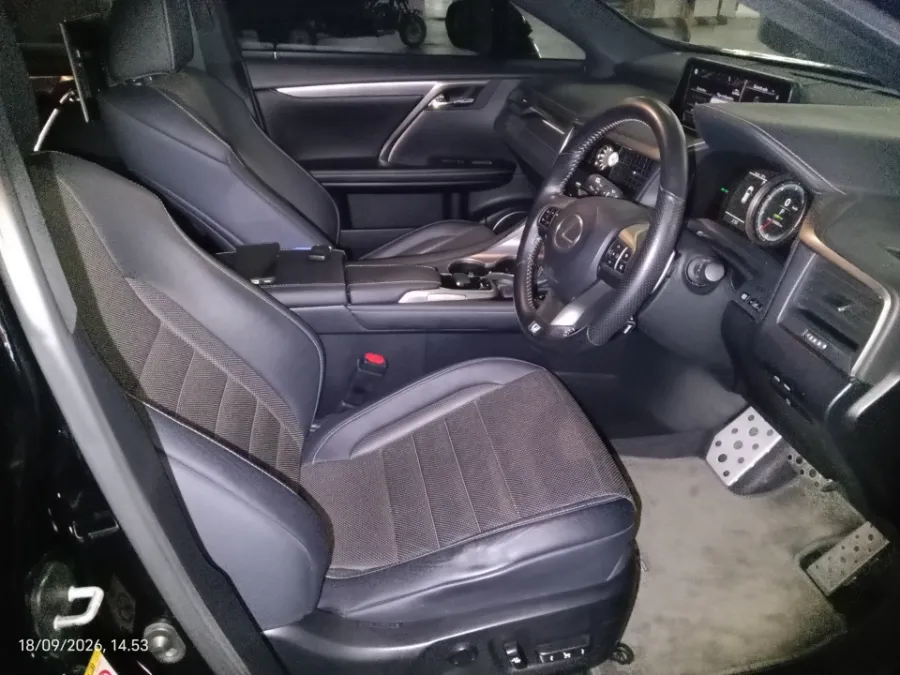 Foto Mobil Bekas Kabin Depan Lexus RX 300 2.0 F-Sport tahun 2019