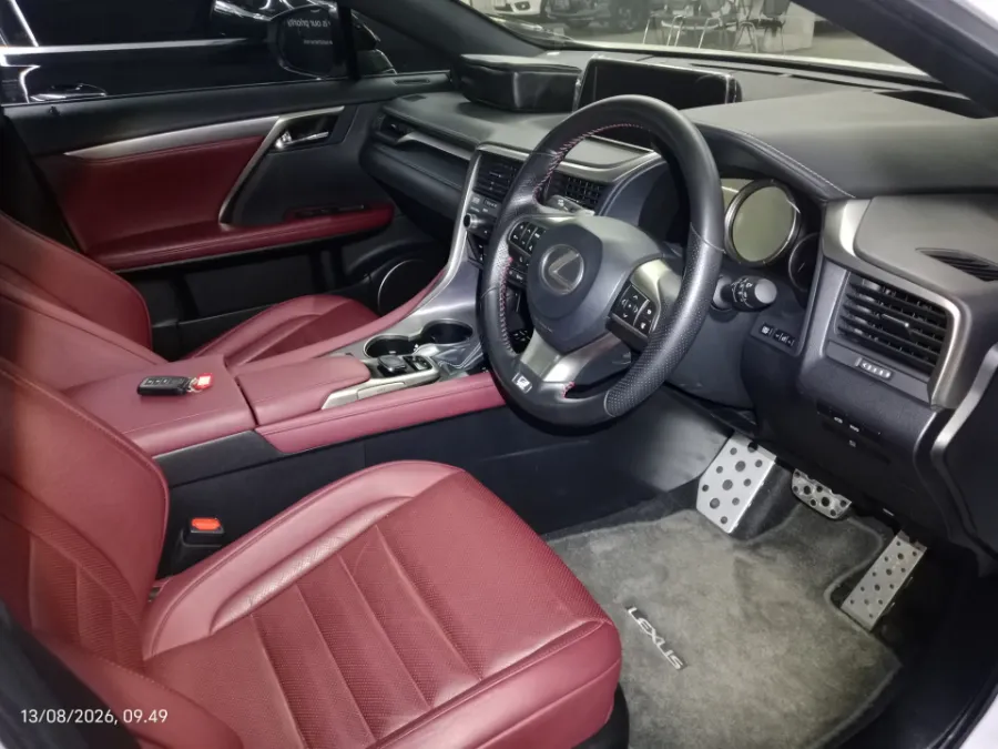 Foto Mobil Bekas Kabin Depan Lexus RX 300 2.0 F-Sport tahun 2019