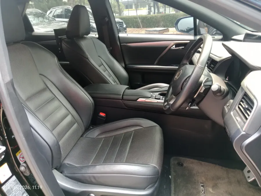 Foto Mobil Bekas Kabin Depan Lexus RX 300 2.0 F-Sport tahun 2019