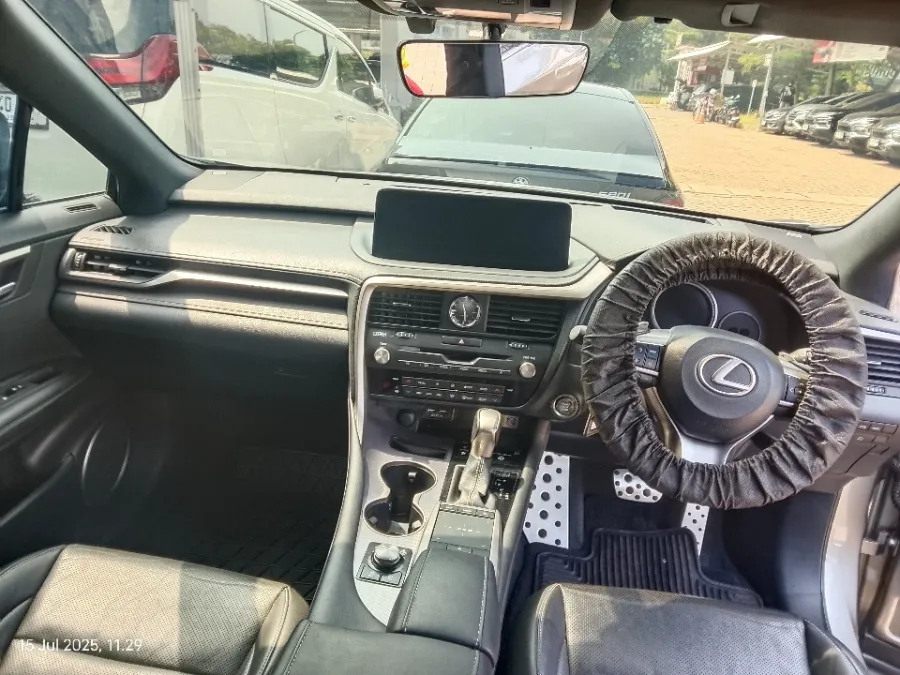 Foto Mobil Bekas Dashboard Lexus RX 300 2.0 F-Sport tahun 2021