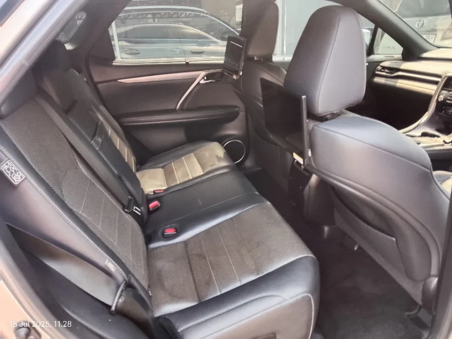 Foto Mobil Bekas Kabin Belakang Lexus RX 300 2.0 F-Sport tahun 2021
