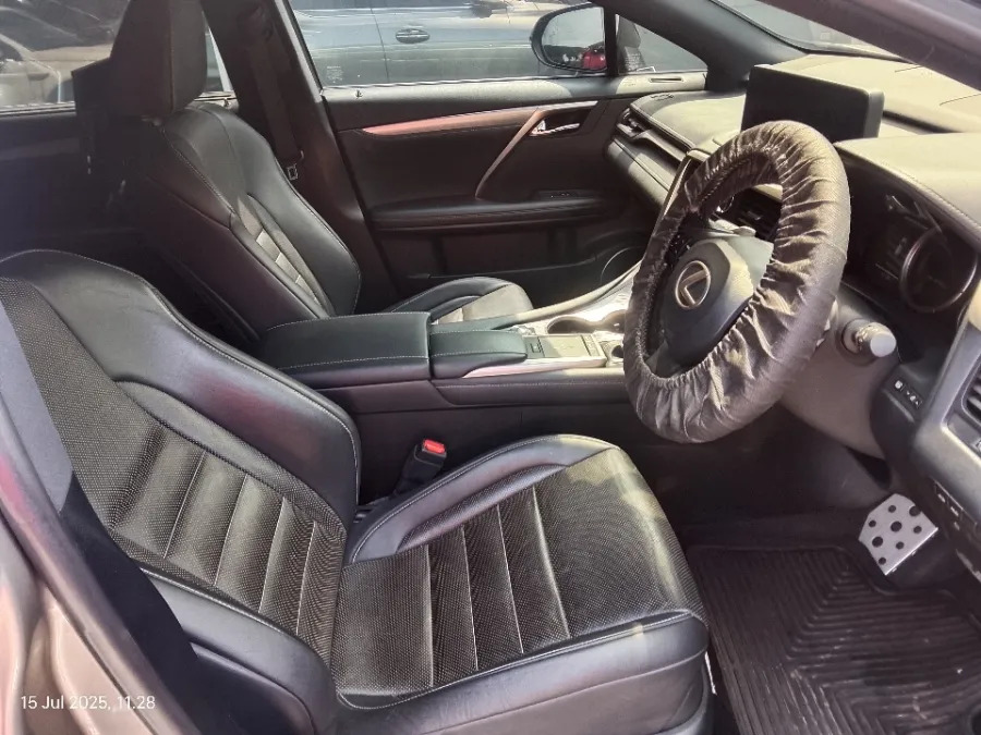 Foto Mobil Bekas Kabin Depan Lexus RX 300 2.0 F-Sport tahun 2021