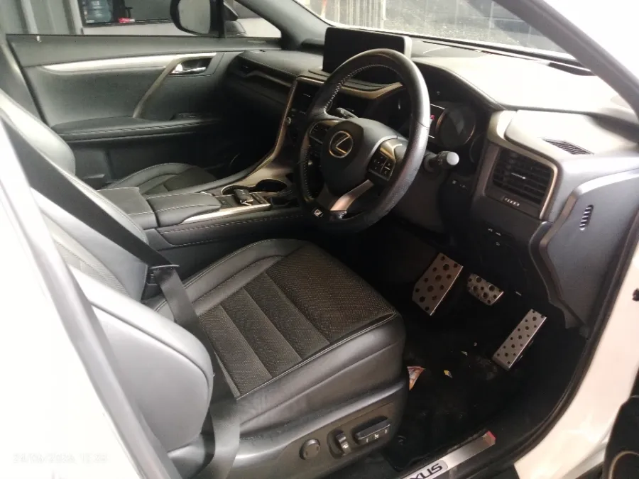 Foto Mobil Bekas Kabin Depan Lexus RX 300 2.0 F-Sport tahun 2021