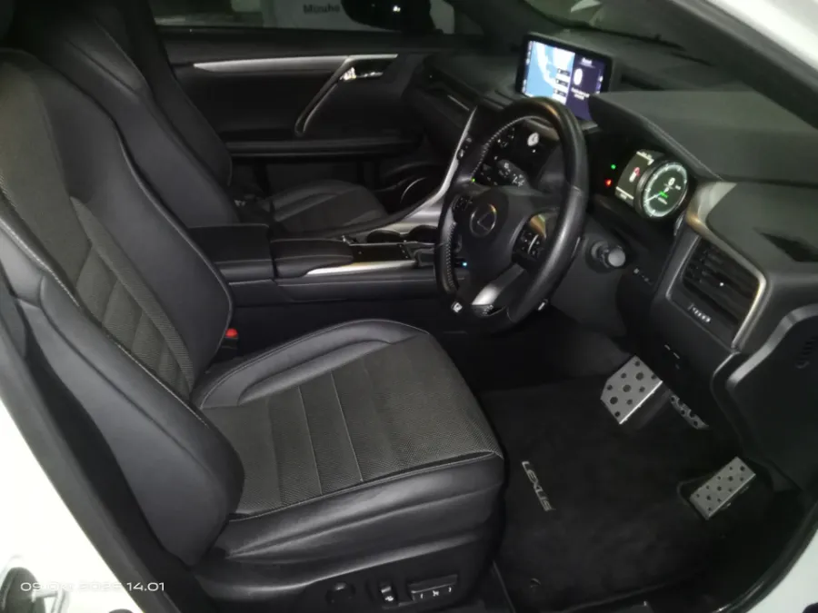 Foto Mobil Bekas Kabin Depan Lexus RX 300 2.0 F-Sport tahun 2021
