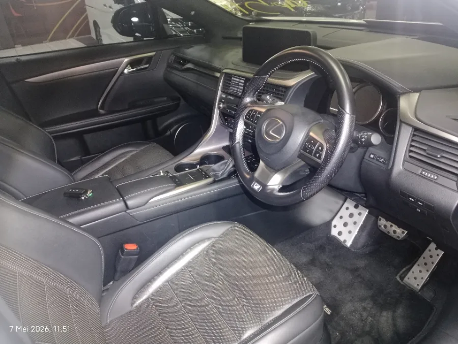 Foto Mobil Bekas Kabin Depan Lexus RX 300 2.0 F-Sport tahun 2022