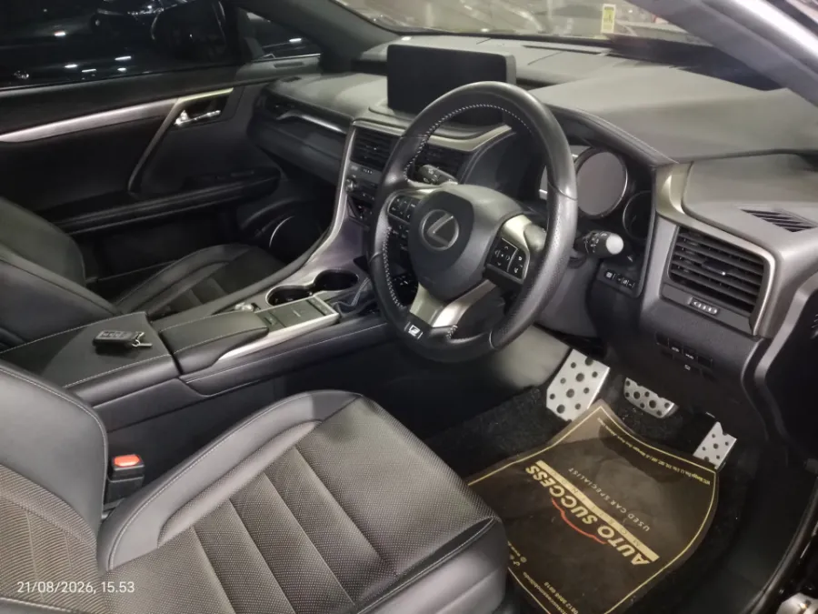 Foto Mobil Bekas Kabin Depan Lexus RX 300 2.0 F-Sport tahun 2022