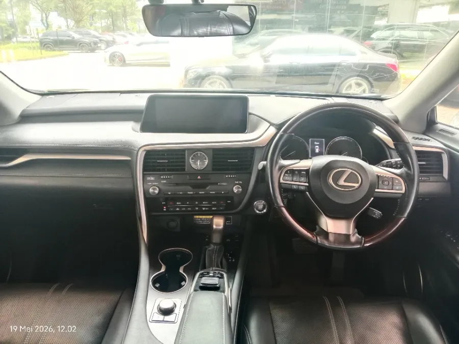 Foto Mobil Bekas Dashboard Lexus RX 300 2.0 Luxury tahun 2018