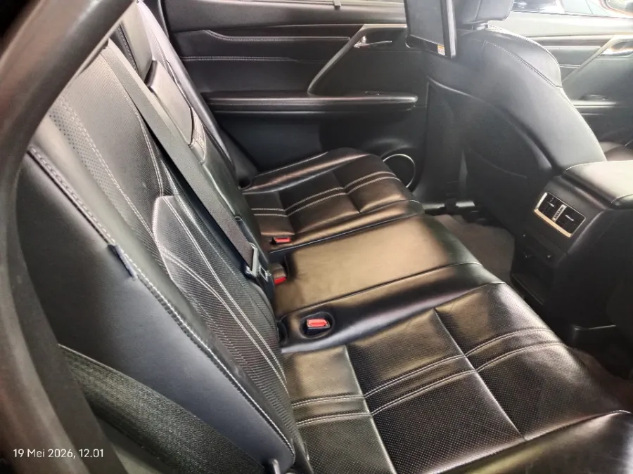 Foto Mobil Bekas Kabin Belakang Lexus RX 300 2.0 Luxury tahun 2018