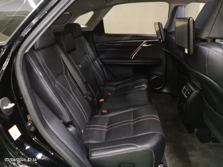 Foto Mobil Bekas Kabin Belakang Lexus RX 300 2.0 Luxury tahun 2018