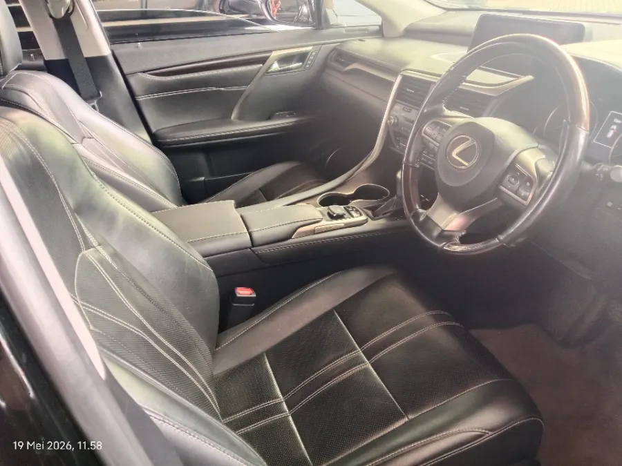 Foto Mobil Bekas Kabin Depan Lexus RX 300 2.0 Luxury tahun 2018