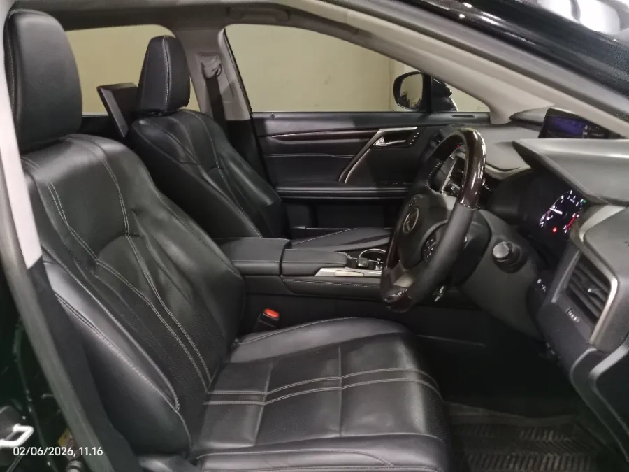Foto Mobil Bekas Kabin Depan Lexus RX 300 2.0 Luxury tahun 2018