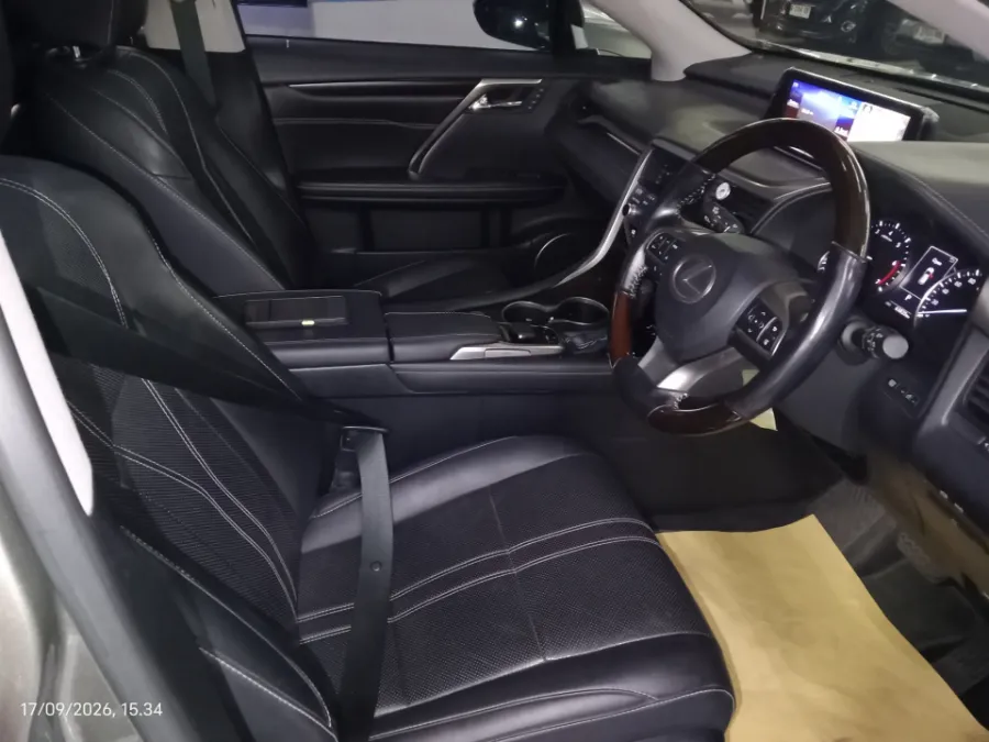 Foto Mobil Bekas Kabin Depan Lexus RX 300 2.0 Luxury tahun 2018