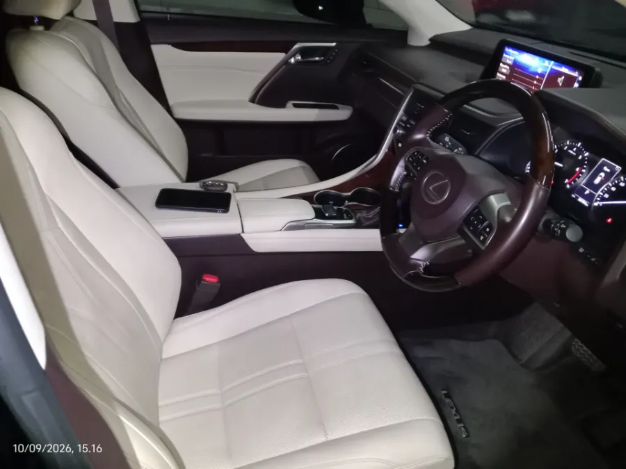 Foto Mobil Bekas Kabin Depan Lexus RX 300 2.0 Luxury tahun 2018