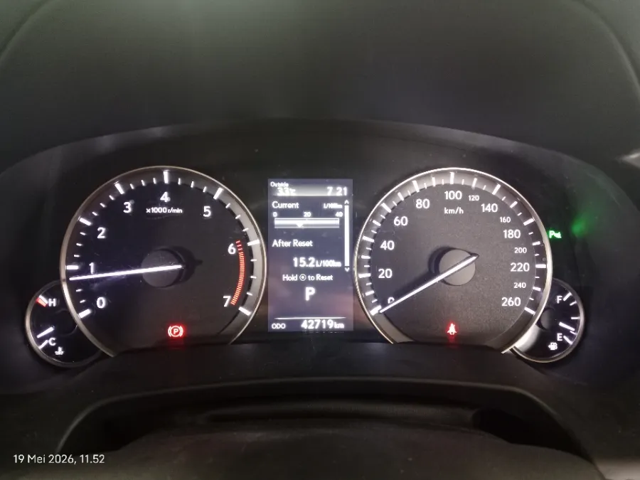 Foto Mobil Bekas Odometer Lexus RX 300 2.0 Luxury tahun 2018