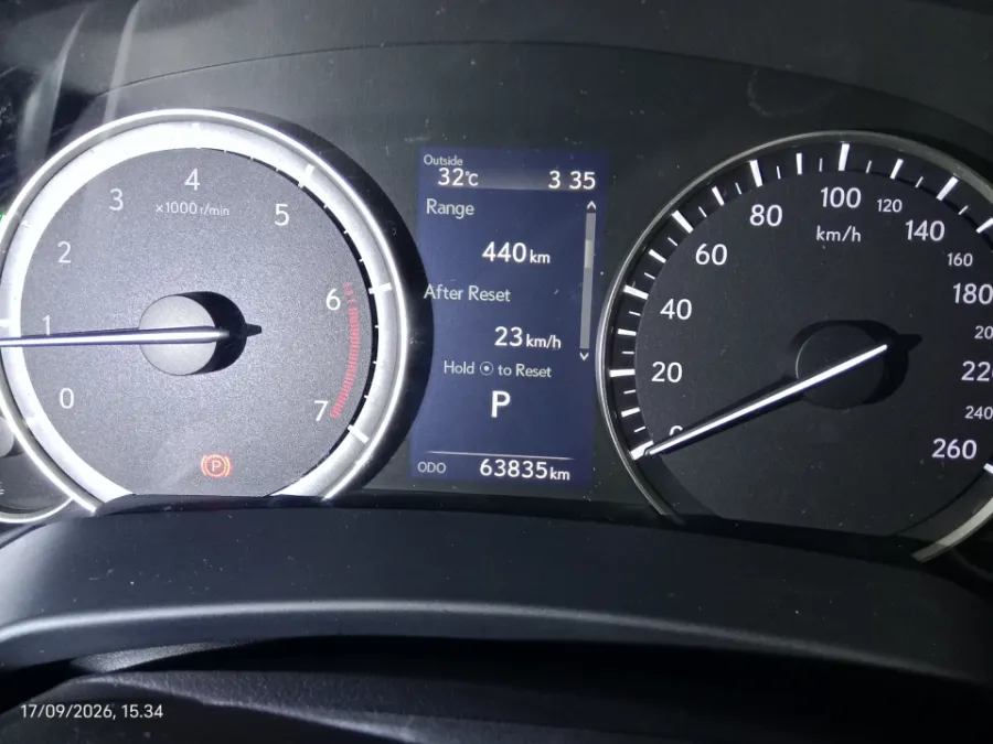 Foto Mobil Bekas Odometer Lexus RX 300 2.0 Luxury tahun 2018