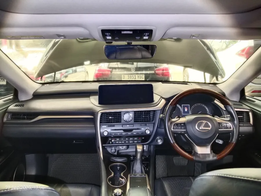 Foto Mobil Bekas Dashboard Lexus RX 300 2.0 Luxury tahun 2019