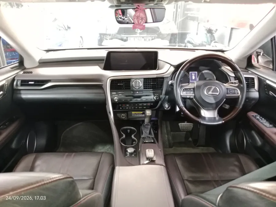 Foto Mobil Bekas Dashboard Lexus RX 300 2.0 Luxury tahun 2019