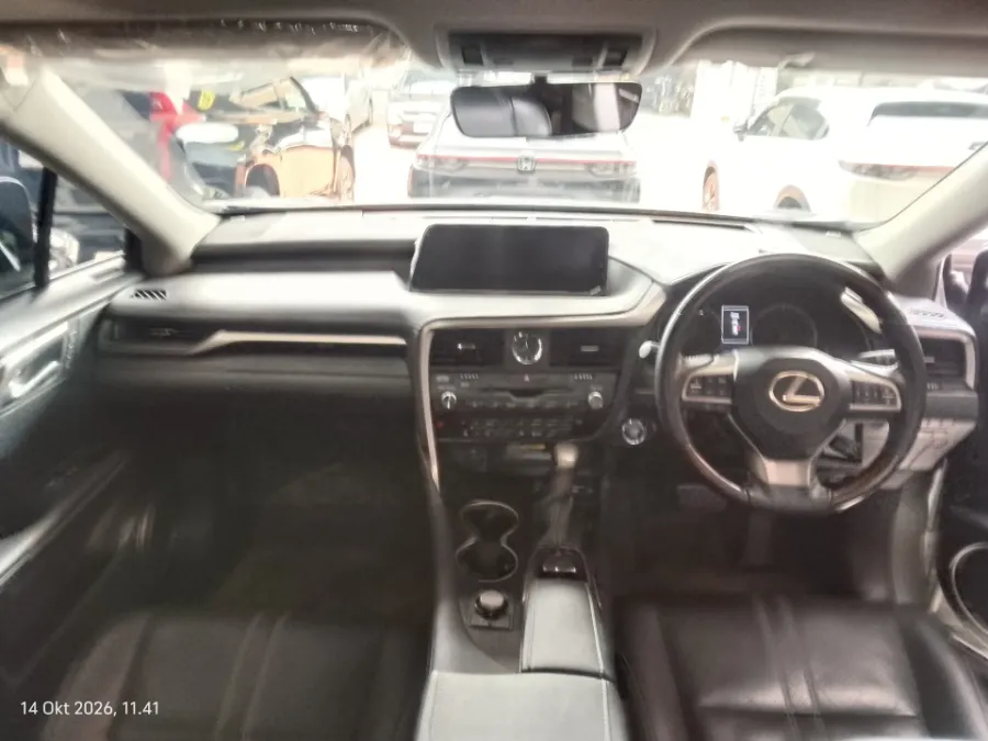 Foto Mobil Bekas Dashboard Lexus RX 300 2.0 Luxury tahun 2019