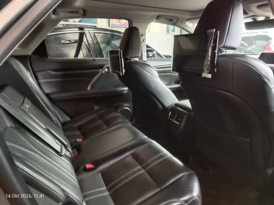Foto Mobil Bekas Kabin Belakang Lexus RX 300 2.0 Luxury tahun 2019