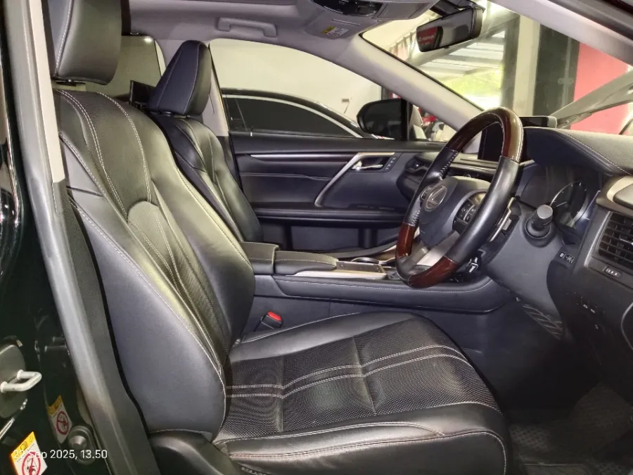 Foto Mobil Bekas Kabin Depan Lexus RX 300 2.0 Luxury tahun 2019