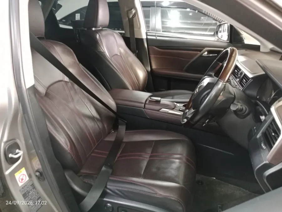 Foto Mobil Bekas Kabin Depan Lexus RX 300 2.0 Luxury tahun 2019