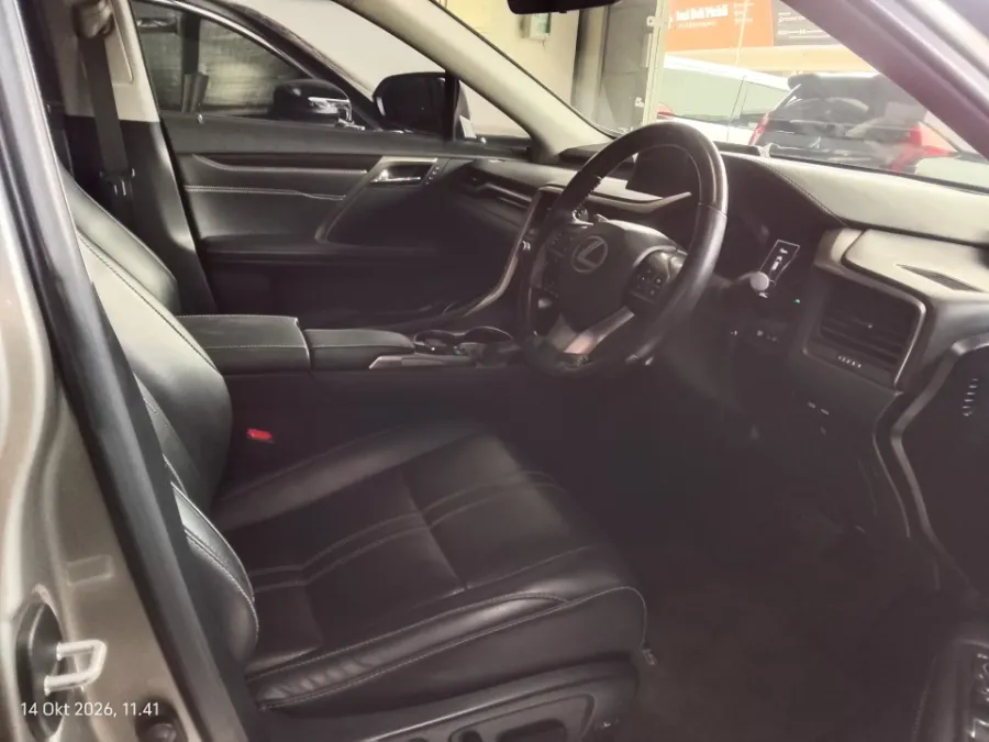 Foto Mobil Bekas Kabin Depan Lexus RX 300 2.0 Luxury tahun 2019