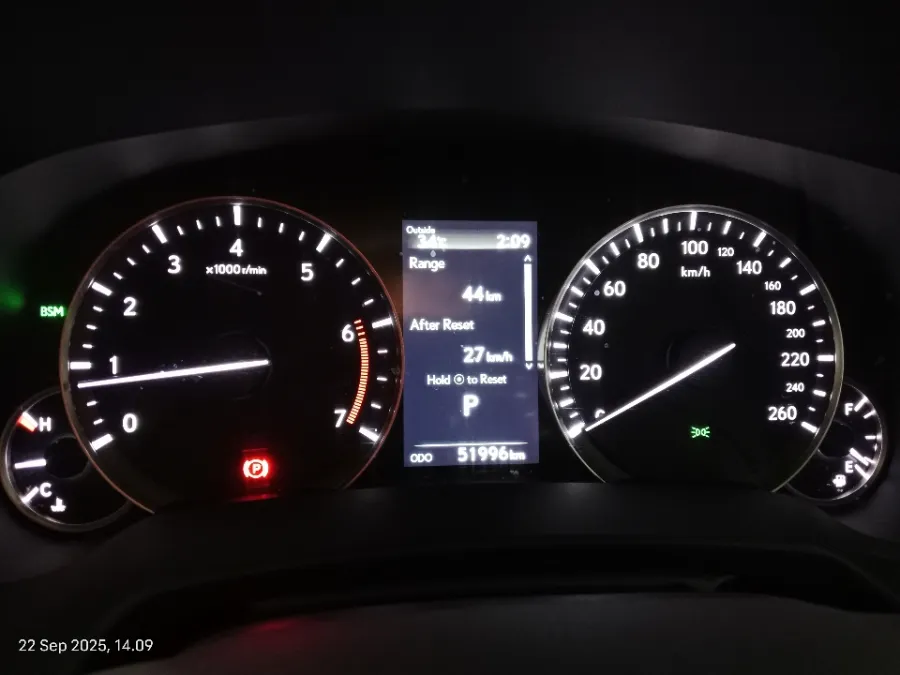 Foto Mobil Bekas Odometer Lexus RX 300 2.0 Luxury tahun 2019