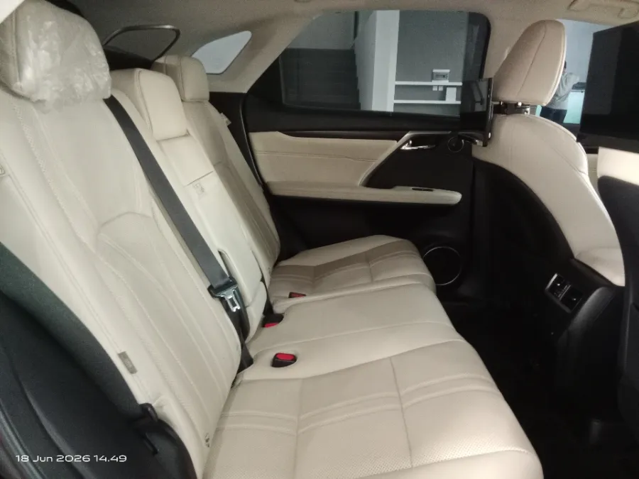 Foto Mobil Bekas Kabin Belakang Lexus RX 300 2.0 Luxury tahun 2021