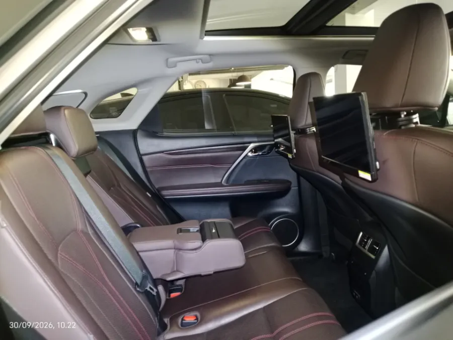 Foto Mobil Bekas Kabin Belakang Lexus RX 300 2.0 Luxury tahun 2021