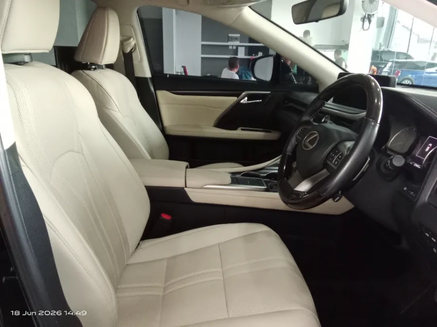 Foto Mobil Bekas Kabin Depan Lexus RX 300 2.0 Luxury tahun 2021