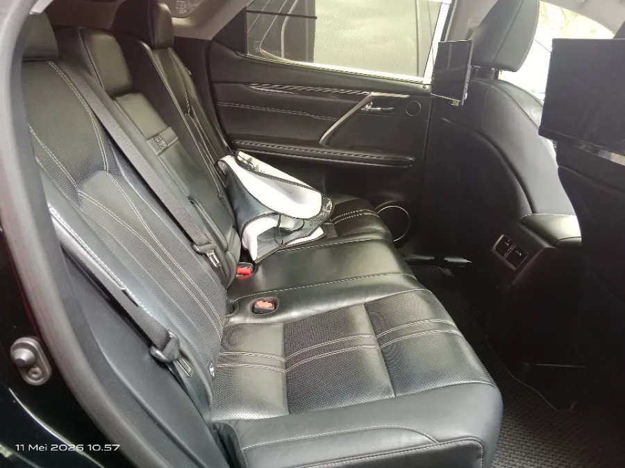 Foto Mobil Bekas Kabin Belakang Lexus RX 300 2.0 Luxury tahun 2022