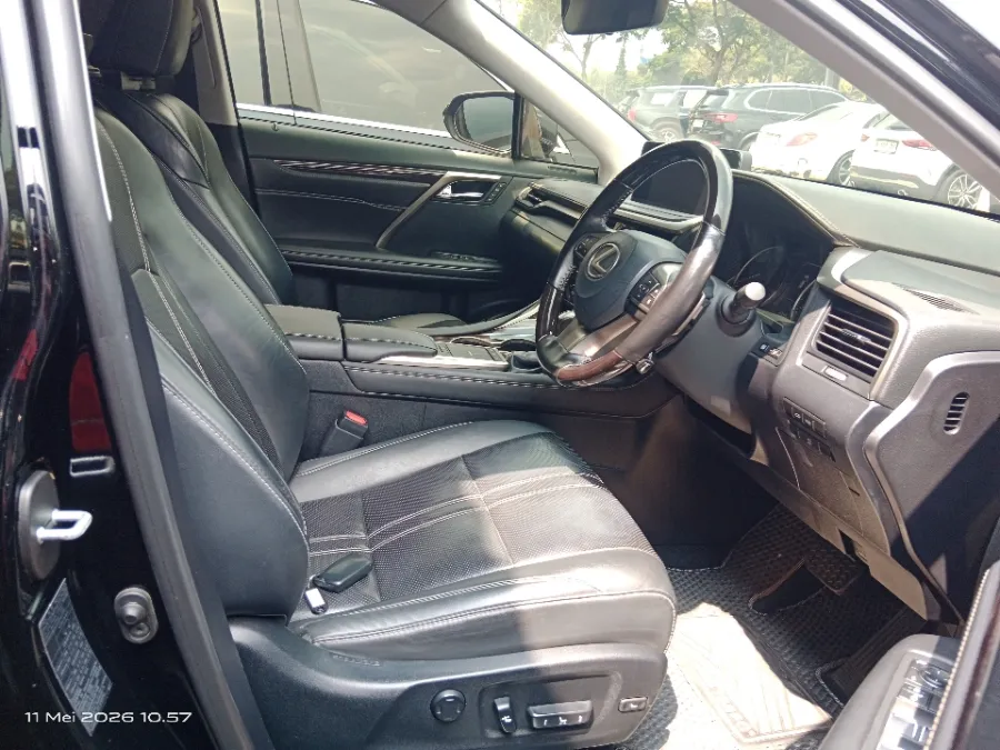 Foto Mobil Bekas Kabin Depan Lexus RX 300 2.0 Luxury tahun 2022