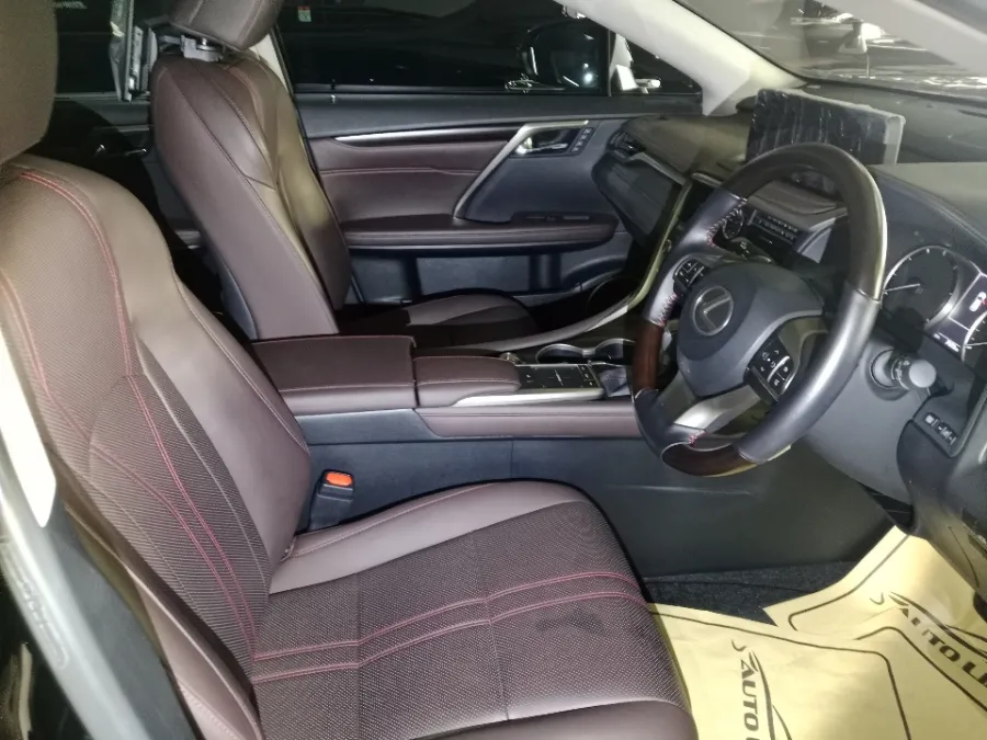 Foto Mobil Bekas Kabin Depan Lexus RX 300 2.0 Luxury tahun 2022