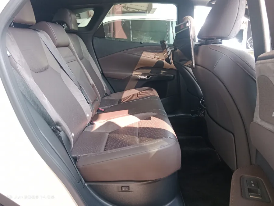 Foto Mobil Bekas Kabin Belakang Lexus RX 350 2.4 tahun 2023