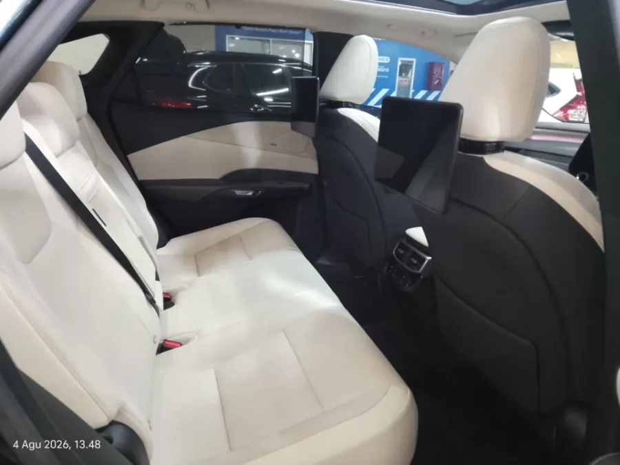 Foto Mobil Bekas Kabin Belakang Lexus RX 350 2.4 tahun 2023