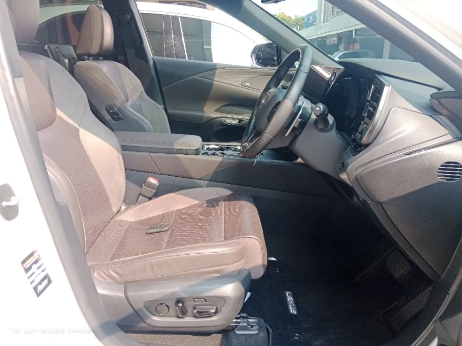 Foto Mobil Bekas Kabin Depan Lexus RX 350 2.4 tahun 2023