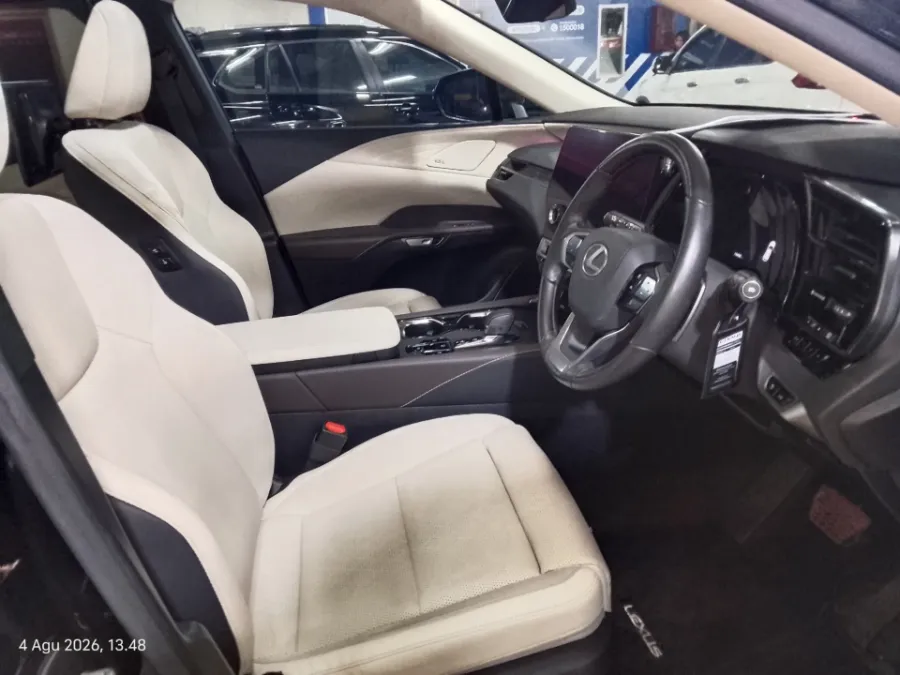 Foto Mobil Bekas Kabin Depan Lexus RX 350 2.4 tahun 2023