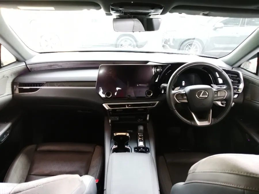 Foto Mobil Bekas Dashboard Lexus RX 350 H 2.5 Luxury 4X2 tahun 2023