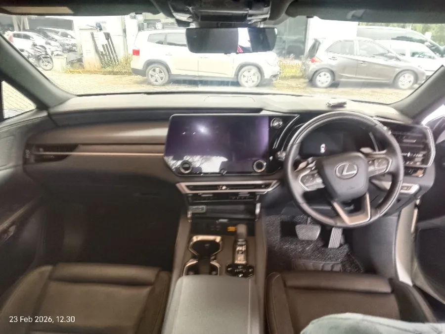 Foto Mobil Bekas Dashboard Lexus RX 350 H 2.5 Luxury 4X2 tahun 2023