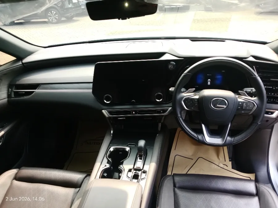 Foto Mobil Bekas Dashboard Lexus RX 350 H 2.5 Luxury 4X2 tahun 2023
