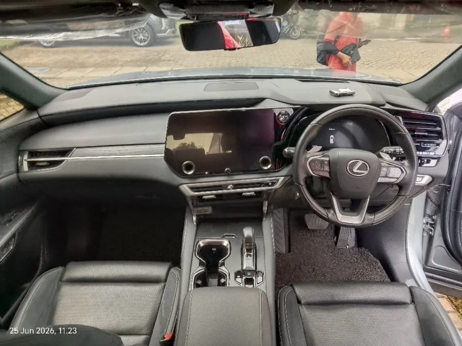 Foto Mobil Bekas Dashboard Lexus RX 350 H 2.5 Luxury 4X2 tahun 2023