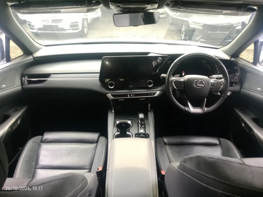 Foto Mobil Bekas Dashboard Lexus RX 350 H 2.5 Luxury 4X2 tahun 2023